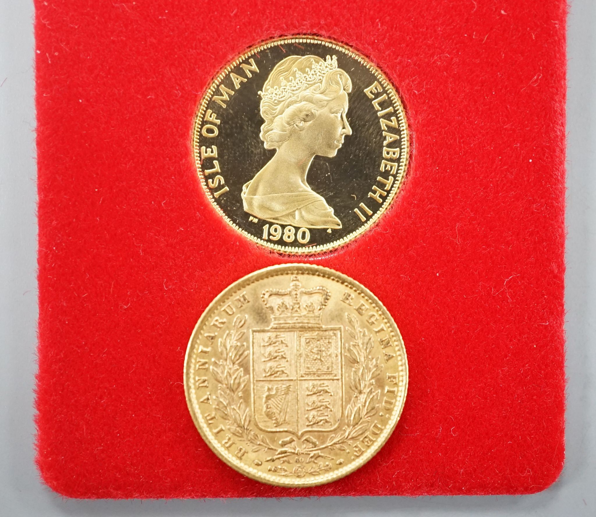 A Victoria 1872 gold sovereign and a Queen Mother 80th Birthday commemorative gold One Crown.